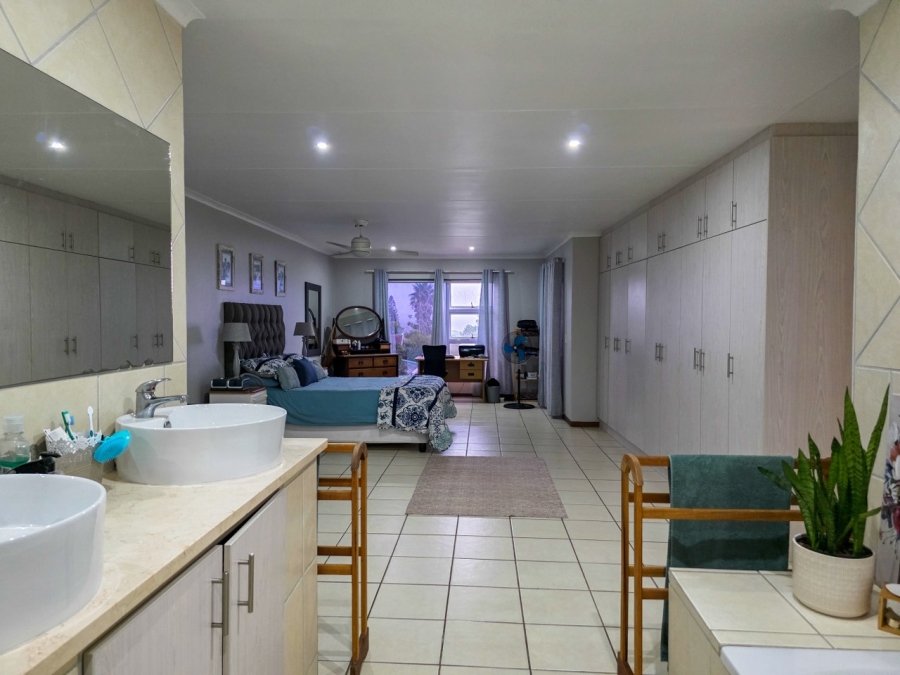 5 Bedroom Property for Sale in Wavecrest Eastern Cape